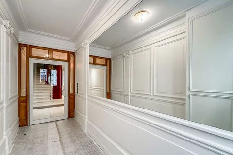 Ce charmant appartement se situe dans un quartier animé proche du Palais de l'Elysée et du jardin des Tuileries dans un immeuble bourgeois du 19e siècle . Vous accédez à l'appartement par un ascenseur , les parties communes de l'immeuble ont ete refa...