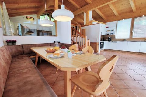 Questo chalet tradizionale si trova a Königsleiten, vicino all'Arena Zillertal. Ideale per un gruppo o una grande famiglia, ha 4 camere da letto e può ospitare fino a 10 ospiti. La sauna e la piscina condivisa nello chalet offrono relax al massimo. S...