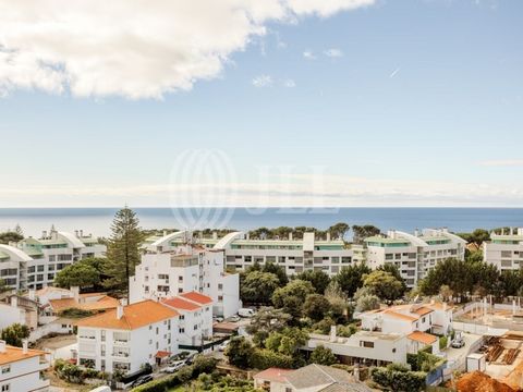 Appartement 3 pièces de 92 m2 de surface privative brute, avec vue sur la mer, orienté ouest, au 10ème étage de la Torre do Infante à Cascais. L'appartement se compose d'un hall d'entrée, d'un salon, de deux chambres, d'une cuisine et d'une salle de ...