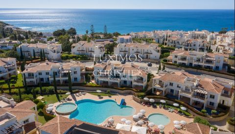 Villa mit 3 Schlafzimmern in der renovierten Feriensiedlung Salema Beach Village , nur 500 Meter vom malerischen Strand von Salema entfernt , im charmanten Fischerdorf Salema , in der Gemeinde Vila do Bispo . Diese typisch Algarve , mediterran inspir...