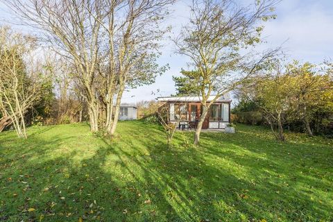 Bienvenue dans un charmant bungalow indépendant situé à seulement 100 mètres de l'entrée de la plage à Julianadorp aan Zee. Niché dans le parc de vacances de Zandloper, ce refuge accueillant est idéalement situé à seulement 300 mètres du magnifique l...