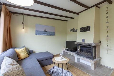 Duinland 135, un bungalow de vacances confortable à Sint Maartenszee avec un jardin verdoyant et beaucoup d'intimité Ce bungalow de vacances Duinland 135 est confortablement meublé et peut accueillir 4 personnes. Par la porte d'entrée, vous entrez da...