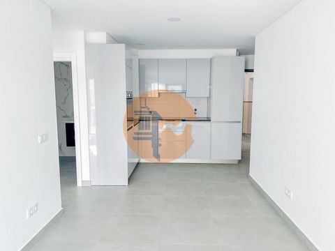 Magnificent new flat located in Vila Real de Santo António, right in the city centre. This property consists, 1 bedroom interior, 1 living room/kitchen that will be equipped with appliances of the brand MLL or MLR, toilet with toilet, bidet and washb...