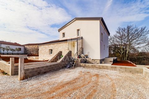 Location: Istarska županija, Poreč, Poreč. Istria, Parenzo, dintorni, casa idilliaca con piscina! Vendesi casa unifamiliare con piscina e ampio giardino nelle vicinanze della citta di Parenzo. La casa dista solo 10 km dal centro di Parenzo e dalle pr...