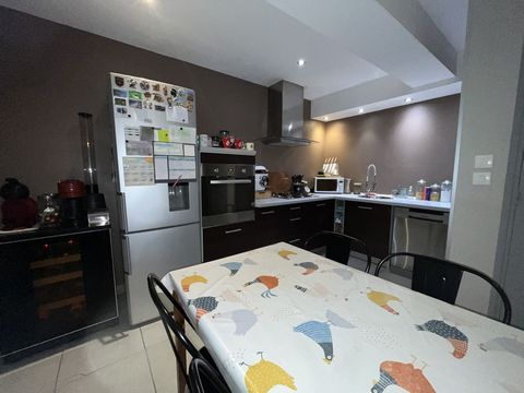 ARTHURIMMO.COM vous propose à 5 minutes de Neuilly-Saint-Front cette maison de village rénovée, composée au rez de chaussée d'une entrée, cuisine, salle à manger/séjour, salle de douches, wc. Au premier étage : grande pièce palière, trois chambres. G...