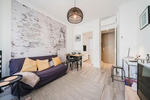 Ce très bel appartement est idéalement situé au centre de Cannes, à deux pas de la Rue d'Antibes. Array Vous profiterez d'une situation au cœur des commodités. La Croisette et ses plages sont au bout de la rue, soit à 2 minutes à pied et le Palais de...