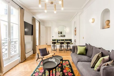 Superbe appartement de deux chambres à 2 pas du Centre Pompidou Array Dans le quartier incroyable et vivant du Marais historique, venez découvrir ce logement d'exception de 70m2 avec 2 grandes chambres et de ses 2 salles de bains attenantes au 3 étag...