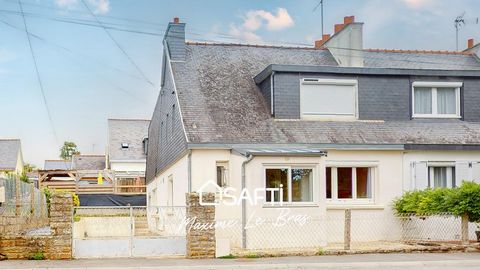 Concarneau, dans le quartier recherché du Dorlett, plage des sables blancs à 300 mètres, sentier côtier et écoles à pied, je vous invite à découvrir cette maison mitoyenne des années 50 édifiée sur une parcelle clôturée de 230 m2 environ. Une fois pa...