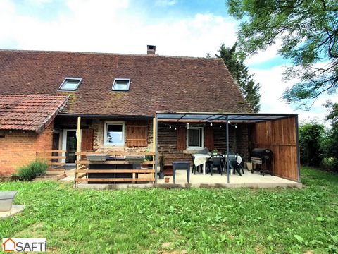 Dans la commune de Savigny-en-Revermont à 25 minutes de Lons-le-Saunier, cette belle ferme bressane se situe en pleine campagne avec une vue grandiose. Le terrain d'environ 3800 m2 est bien soigné. Attenant, un grand local avec la chaudière aux pelle...