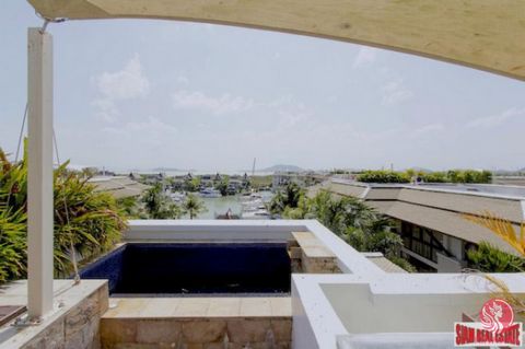 Un penthouse de deux chambres élégamment meublé au 4ème étage, situé juste en arrière de la marina. Il offre la tranquillité, une vue sur la mer et l’île et, en fait, une vue à 360 degrés depuis le toit-terrasse. Profiter du soleil du matin et du soi...