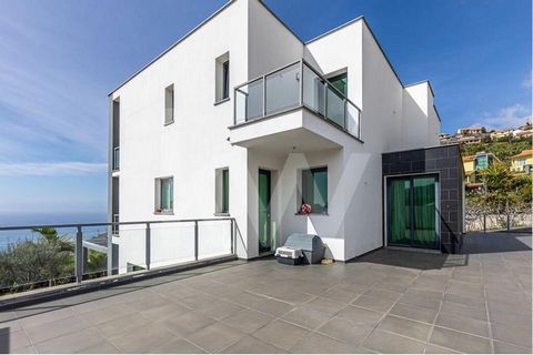 Cette superbe villa de style moderne de 3 chambres est située à Ribeira Brava et offre une vue spectaculaire sur la mer. D’une superficie de 297m2, cette propriété individuelle de trois étages dispose d’un garage pour 8 voitures, de grands patios et ...