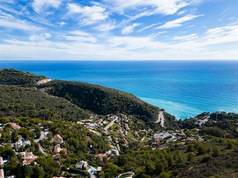 In Eze, this architect-designed villa offers exceptional views of the Mediterranean, close to Monaco. With its contemporary and sleek design, currently under construction, it boasts high-end features, including two pools, indoor and outdoor, as well ...