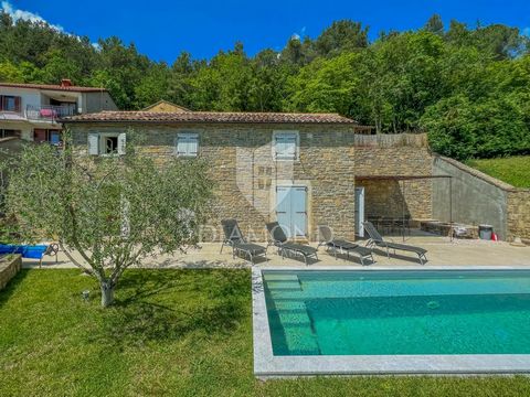 Location: Istarska županija, Oprtalj, Oprtalj. Istria, dintorni di Oprtalj Casa di design in vendita con piscina e splendida vista nelle vicinanze di Oprtlje. La superficie della casa è di 100 m2, e la casa si estende su piano terra e primo piano. Al...