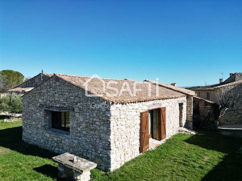 Située à Murs, cette charmante maison est nichée au cœur d'un joli hameau offrant calme et tranquillité et des vues sur les monts de Vaucluse. Profitant d'un vaste terrain de 4000 m², ce bien bénéficie d'un cadre naturel agréable, idéal pour les amou...