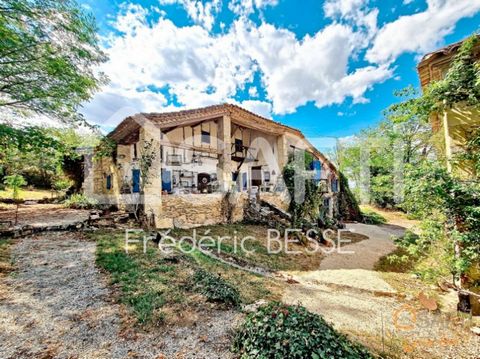 Belle demeure de caractère au cœur de la campagne gasconne sur terrain de 6000 m², à 18 kms d'Agen, proche de toutes les commodités du village d'Astaffort. Venez découvrir cet ensemble composé d'une maison d'habitation de 165m² proposant salon, salle...