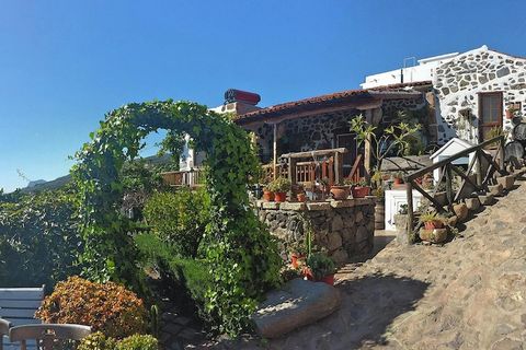 Deux Casas Rurales d'environ 100 ans qui ont été restaurées avec amour et décorées avec un mélange réussi de meubles traditionnels et d'éléments modernes. Les propriétés sont à 700 mètres au-dessus du niveau de la mer sur un beau terrain communal et ...