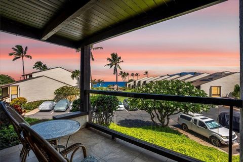 Erleben Sie das Beste von Maui im Hale Kamaole! Diese wunderschön renovierte 1-Zimmer-Wohnung bietet einen atemberaubenden Meerblick und ist damit die perfekte Investitionsmöglichkeit oder ein Urlaubsort. Seltene Endeinheit mit extra großem Fenster, ...