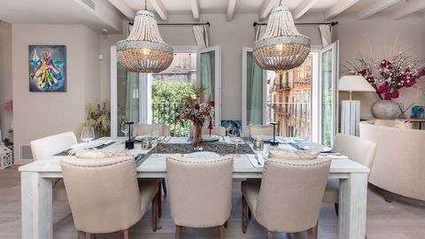 This fantastic and luxurious property is located in the old town of Palma de Mallorca and leaves nothing to be desired. The completely refurbished townhouse has a constructed area of approximately 422 m², designed over 5 floors connected by a stairca...