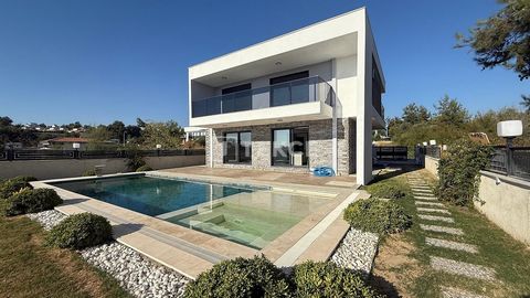 Villa met Zwembad en Zeezicht in Soğucak, Kuşadası Als een van de prominente havensteden van de Egeïsche Zee, staat Kuşadası bekend om zijn toerisme. Het trekt de aandacht met zijn oude steden, fijne zandstranden en natuurlijke schoonheid, en is ook ...
