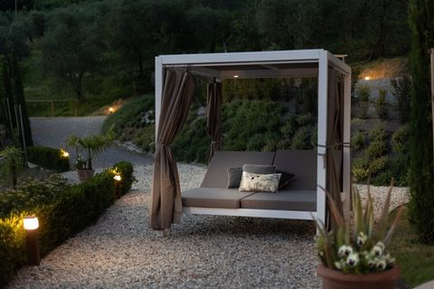 Godetevi il comfort di un rifugio privato in Toscana unito al fascino della campagna lucchese in questa splendida villa in pietra restaurata, immersa nelle colline di Cappella. A breve distanza in auto dal centro storico di Lucca e circondata da rino...