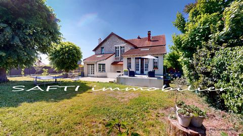 Demeure de 190 m2 habitables de 8 pièces, 5 chambres + cave sur un terrain clos de 1000 m2.