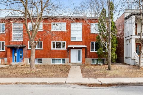 Emplacement de rêve! Beau duplex à Saint-Lambert offrant un potentiel exceptionnel d'augmentation des revenus. Le premier logement, un 4 ½, est loué à 1 660 $/mois, le deuxième est un spacieux 5 ½, disponible pour l'acheteur, avec air climatisé centr...
