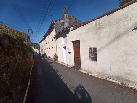 En exclusivité Maison de village à rénover – Idéal premier achat ou pied-à-terre EV IMMOBILIER vous propose, en exclusivité, cette petite maison de village à rénover, située dans un environnement calme, au cœur d’un charmant bourg typique. D’une surf...