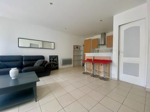 Emplacement imbattable à 70 m du vieux port et à 100 m de la place de Verdun ! Duplex d exception lumineux au coeur historique de la Rochelle !
