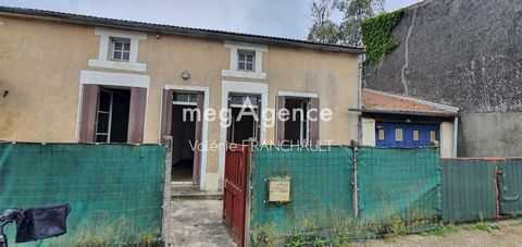 Thiré, spécial investisseur , maison à réhabiliter avec cour et garage.