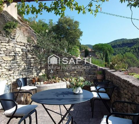 Maison de village pleine de charme au cœur de Saumane, avec un atelier d’artiste spacieux. Idéale pour les passionnés d’art et de tranquillité, cette demeure authentique offre un cadre unique, mêlant caractère et modernité. Laissez-vous...