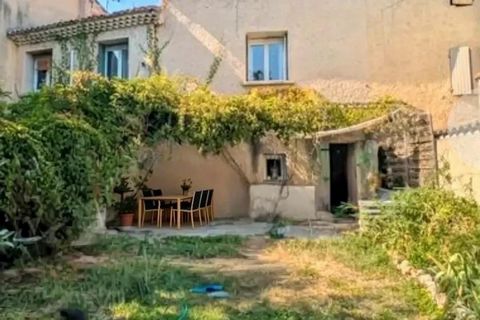 Au cœur du charmant village de Velleron, maison de village de 100 m² à fort potentiel, complétée par 70 m² à rénover. Composée de 5 pièces dont 4 chambres, elle dispose d’un jardin agréable de 180 m². Travaux à prévoir. Idéal proj...