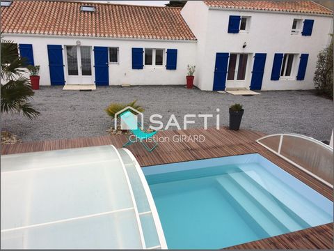 A Barbâtre, grande maison de 180 m2 de surface habitable environ avec deux garages indépendants et une piscine couverte dans une propriété de 552 m2.