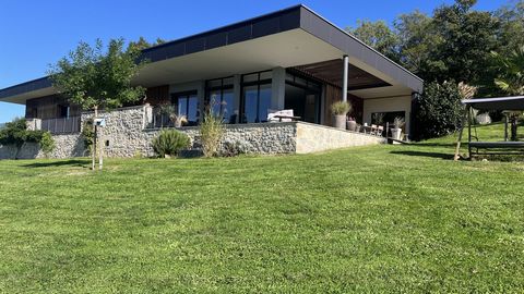 EXCLUSIVITÉ  Maison d'architecte contemporaine avec vue, à Altillac (19120)