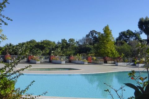 Appartement moderne au confort premium avec vue imprenable sur la mer, situé dans un quartier calme au-dessus de Cannes. Au premier étage d’un petit immeuble de trois étages avec ascenseur, il offre une terrasse lounge panoramique et un accès à un es...