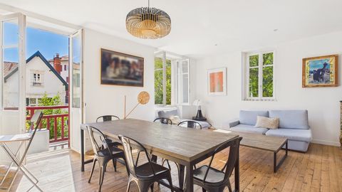 T4 dans un bel immeuble Néo-Basque.