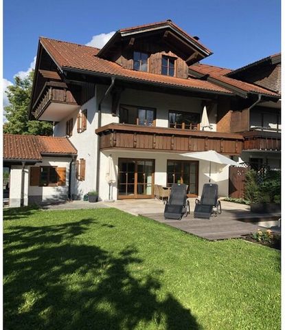 Helle 2-Zimmer-Ferienwohnung, ca. 62 m², ebenerdig, hochwertig und exklusiv eingerichtet mit Schlafzimmer, Wohnzimmer mit Eßbereich und Kaminofen, separate Küche sowie Natursteinbad. Terrasse und schöner Garten. Schlafzimmer mit Doppelbett u. hochwer...