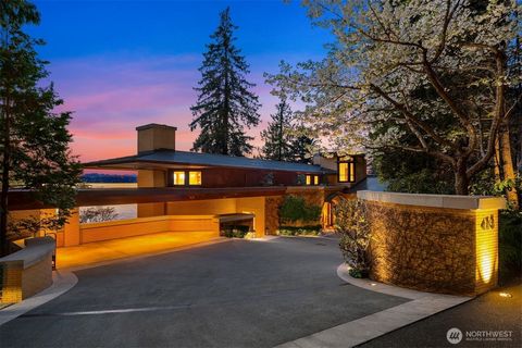 Scopri un lusso senza pari in questo capolavoro progettato da Tom Kundig. Riecheggiando lo spirito di Frank Lloyd Wright, il suo esterno fonde mattoni, mogano, calcare e rame. All'interno, trova l'eleganza Art Déco con pareti in mogano honduregno abb...