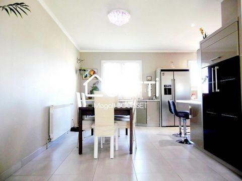 Maison de plain-pied T6 de 168m2, 3 chambres, grande terrasse, sous sol, garage, carport et son parc plat, arboré de 1929m2.