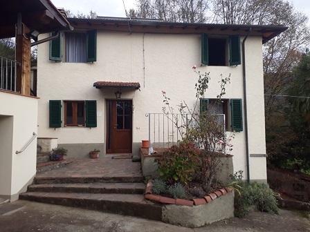 Casa Paeonia is situated in a village within the southern end of the Garfagnana Tuscany. The stonehouse overlooks the beautiful views of Apuane mountains and the mountain village of Cardoso. Casa Paeonia is a stone detached property which has been sp...