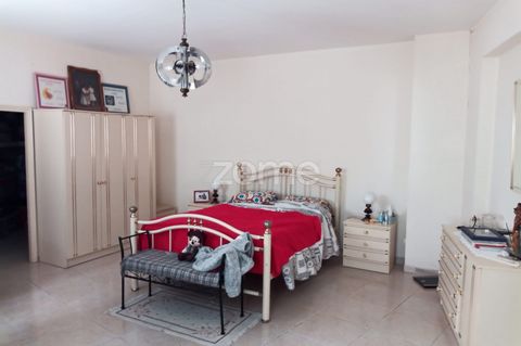 Property ID: ZMPT549704 House located in Paião, municipality of Figueira da Foz. With 2 bedrooms, good areas, living room with fireplace, two bedrooms, kitchen, entrance hall, a bathroom, a pantry, an equipped kitchen and a patio, this can be the opo...