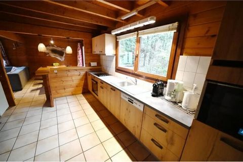 This is a spacious and comfortable chalet for 8 people. The chalet is located in a quiet place on the heights of Durbuy and has a relaxation area with sauna and shower cabin with steam function and Bose DVD home cinema. Outside there is a large terra...