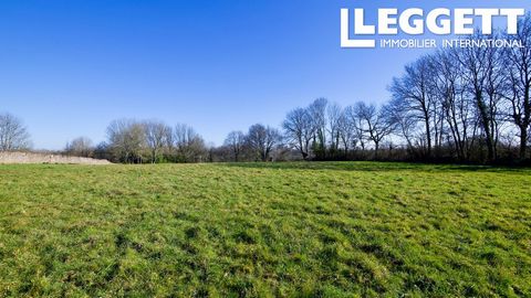A19654NHA79 - 7,365m² in total which includes 2 constructable plots of approximately 1,000m² each, the rest is agricultural land. 5km from Coulonges-sur-l'Autize. Information about risks to which this property is exposed is available on the Géorisque...
