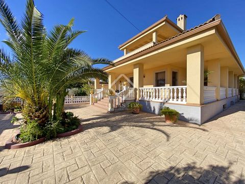 This wonderful and spacious independent villa is located in the heart of the Sol y Luz neighbourhood in San Vicente del Raspeig, in the best area near the commercial area and just 10 minutes' walk from the city centre. It is an ideal location for tho...