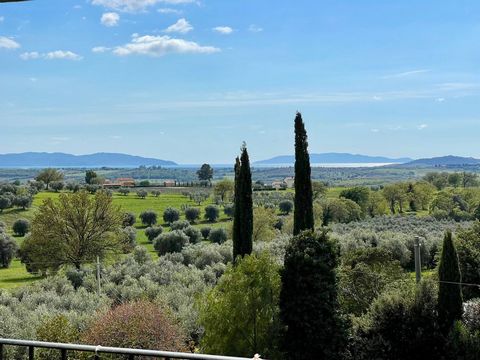 Magliano in Toscana boerderij te koop Niet ver van de stad, bieden wij een exclusieve, prachtige renovatie van een boerderij gelegen op een glooiende heuvel met uitzicht op de zee van Monte Argentario. Het pand, dat een oppervlakte van ongeveer 365 m...