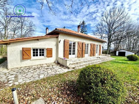In a beautiful environment, this single-storey house will seduce you with its exposure, its wooded park giving the impression of being on vacation. This house benefits from a real entrance serving a bright living room and a kitchen. You will also fin...