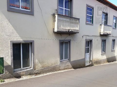 Apartment (Flat) for sale in the city of Horta, Faial Island, Azores. 2 Bedroom Apartment, located on the ground floor of a building located in the center of Horta, Faial Island. Apartment consisting of living room, kitchen, 2 bedrooms and bathroom. ...