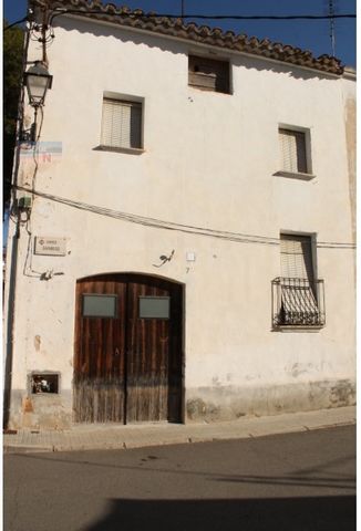 Village house of 225 m2 built to reform distributed in Ground Floor: Warehouse of 67 m2 First Floor: Kitchen, Dining Room, Living Room and Laundry. Second Floor: 3 Bedrooms, 1 Bathroom and a Terrace Third floor: Attic of 70 m2 Very central house with...