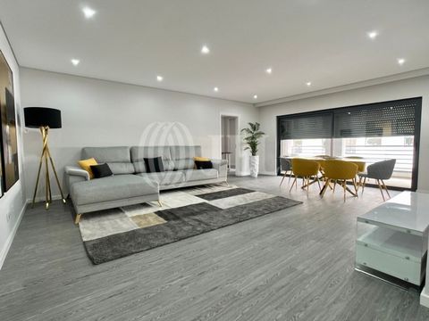 Appartement F4 de 129 m2 de surface de plancher, neuf, dans une copropriété privée avec deux piscines, balcon et une place de parking, à Quelfes, Olhão, Algarve. Il est composé d'un salon, d'une cuisine intégrée et équipée, de trois chambres avec pla...