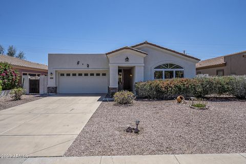 WELCOME HOME! THIS 3 BEDROOM 2 BATH HOME IS A RARE FIND IN GOLD CANYON WITH NO HOA, NEW AC IN 2021, AND A NEW FLAT ROOF IN 2023.LARGE ENTRY WAY AND TALL CEILINGS LEND TO THE OPEN FEELING OF THIS GORGEOUS 1991 SQ. FT. HOME. LARGE EAT IN KITCHEN WITH S...