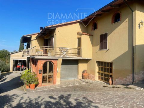 CHIUSI (SI): Farm of about 8 hectares with country house and outbuildings, composed of: - country house of about 400 sq.m. on three levels with two rooms used as shed and two rooms used as cellar on the ground floor; living room, kitchen, kitchenette...